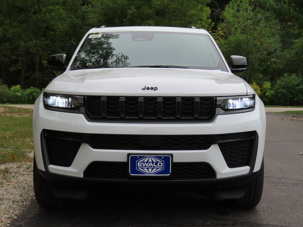 2027 Jeep Grand Cherokee Laredo Altitude