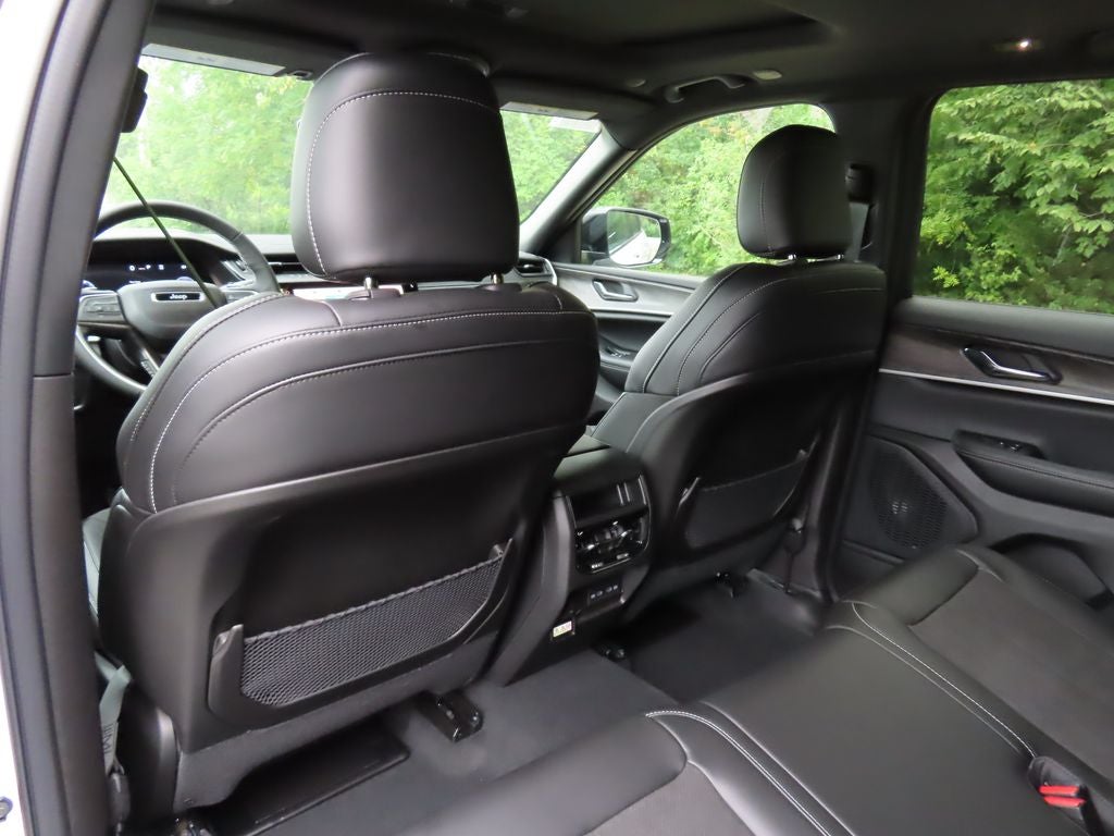 2027 Jeep Grand Cherokee Laredo Altitude