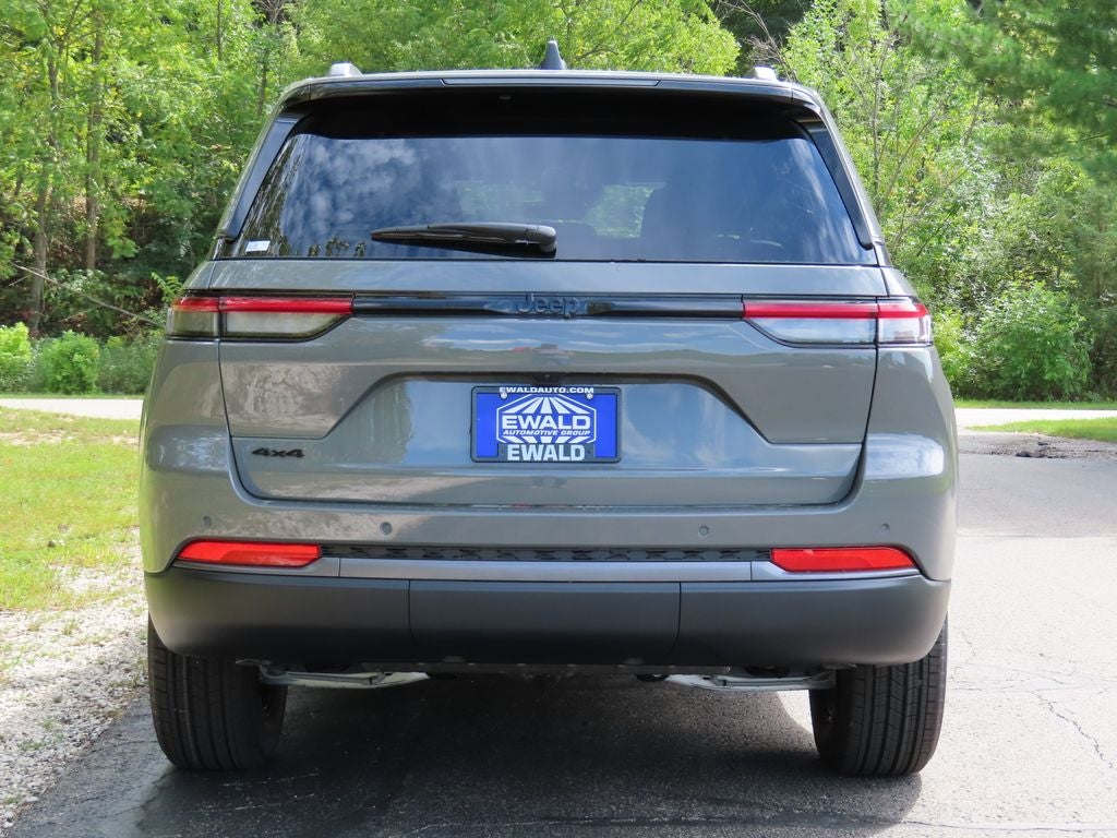 2027 Jeep Grand Cherokee Laredo Altitude