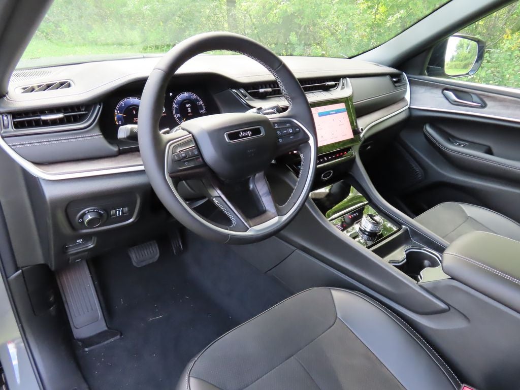 2027 Jeep Grand Cherokee Laredo Altitude