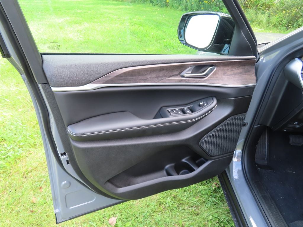 2027 Jeep Grand Cherokee Laredo Altitude