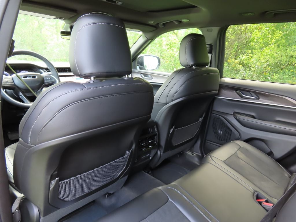 2027 Jeep Grand Cherokee Laredo Altitude