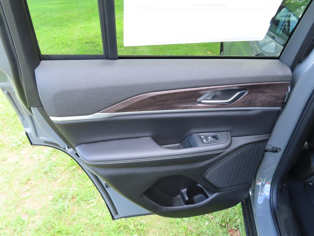 2027 Jeep Grand Cherokee Laredo Altitude