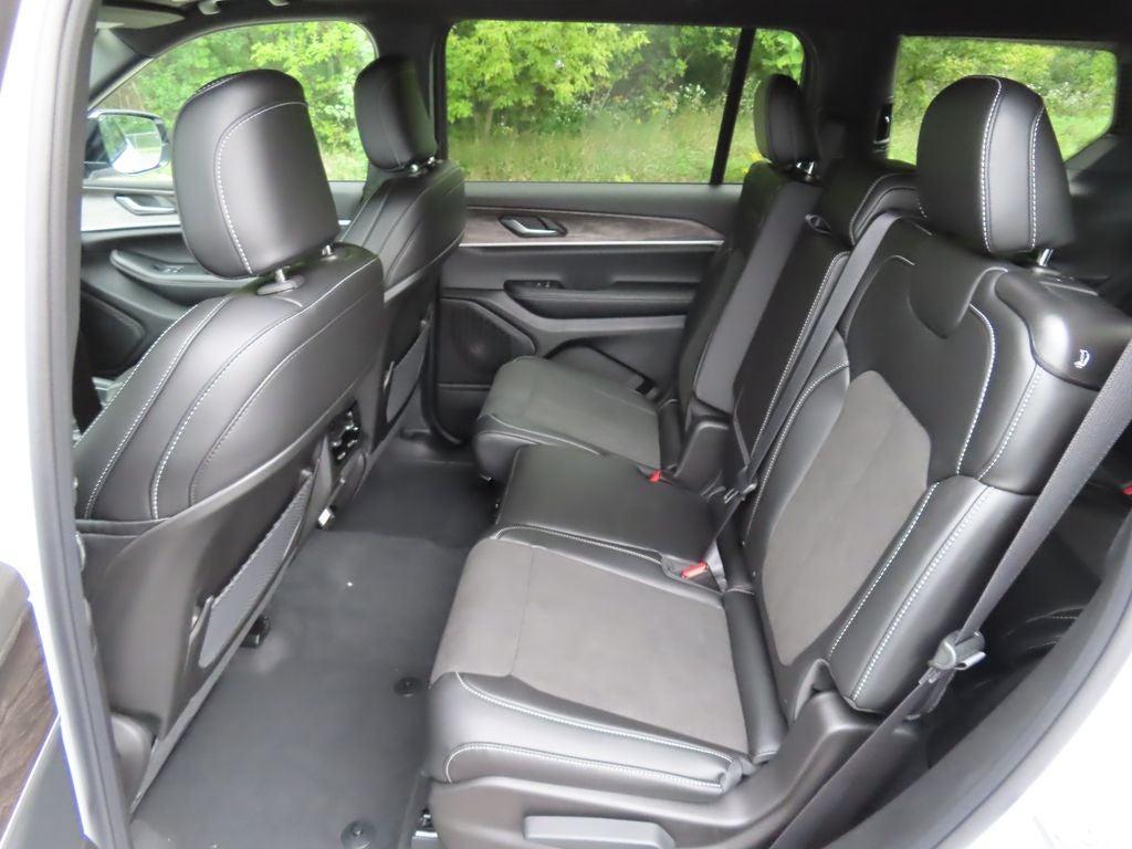 2027 Jeep Grand Cherokee L Laredo Altitude