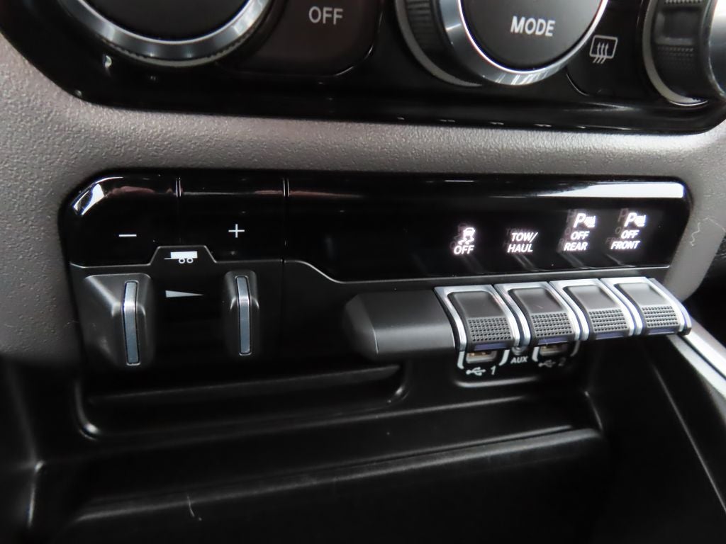 2022 RAM 1500 Big Horn Crew Cab 4x4 5'7' Box
