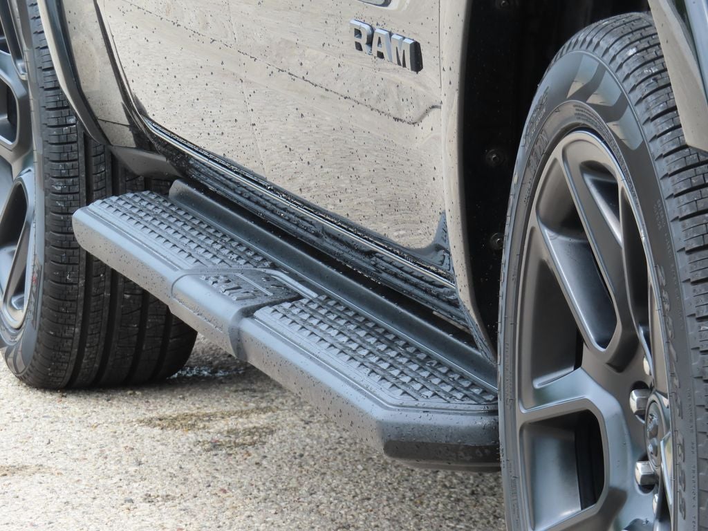 2022 RAM 1500 Laramie Crew Cab 4x4 5'7' Box