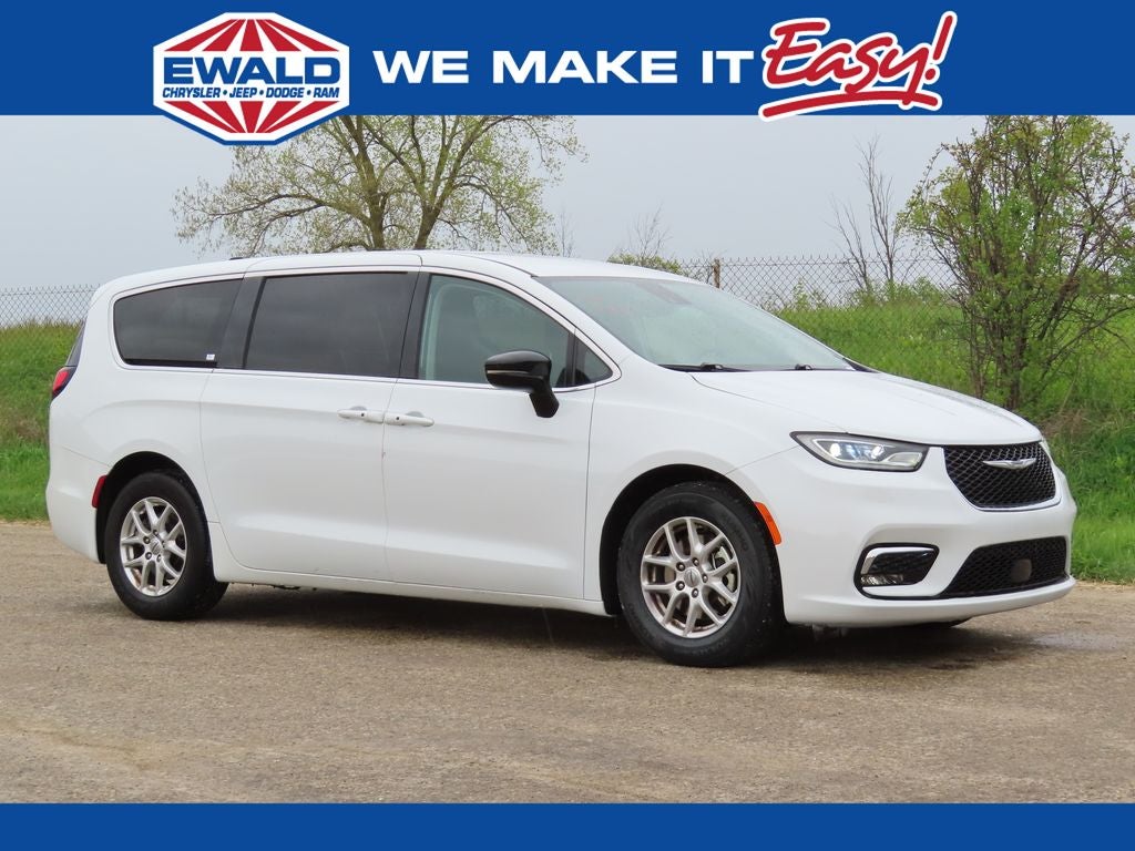 2024 Chrysler Pacifica Touring L's photo