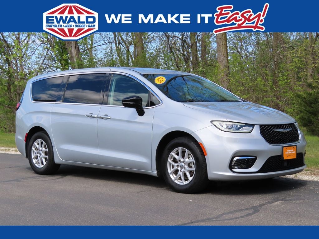 2024 Chrysler Pacifica Touring L's photo