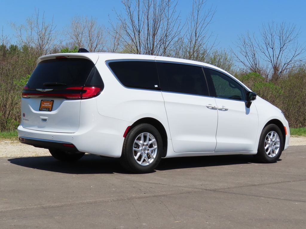 2025 Chrysler Pacifica Select