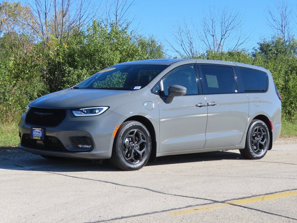 2022 Chrysler Pacifica Hybrid Limited S