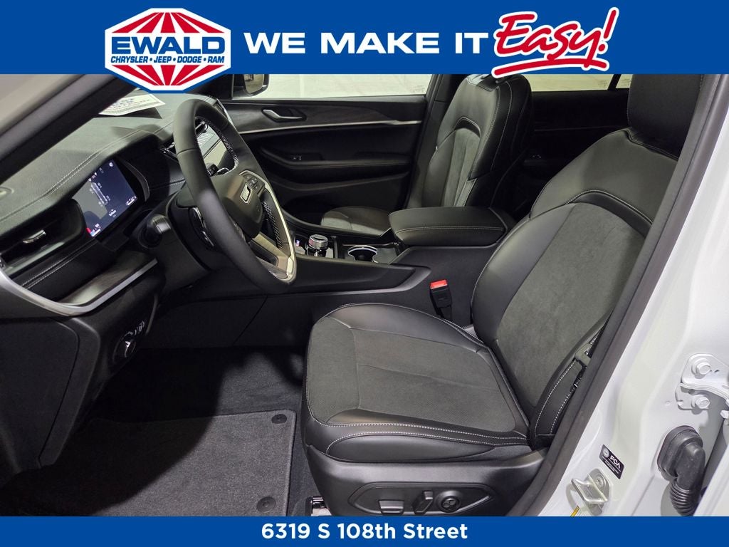 2026 Jeep Grand Cherokee Laredo Altitude