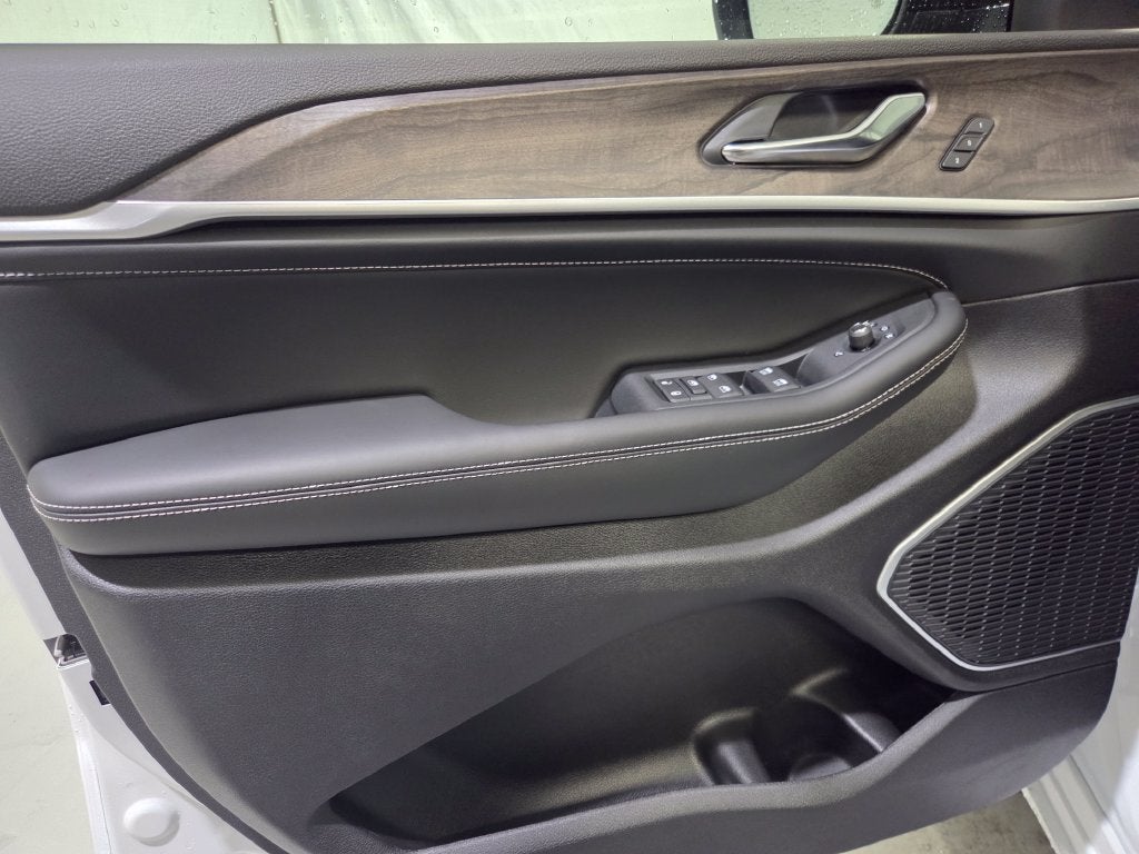 2027 Jeep Grand Cherokee Limited Reserve
