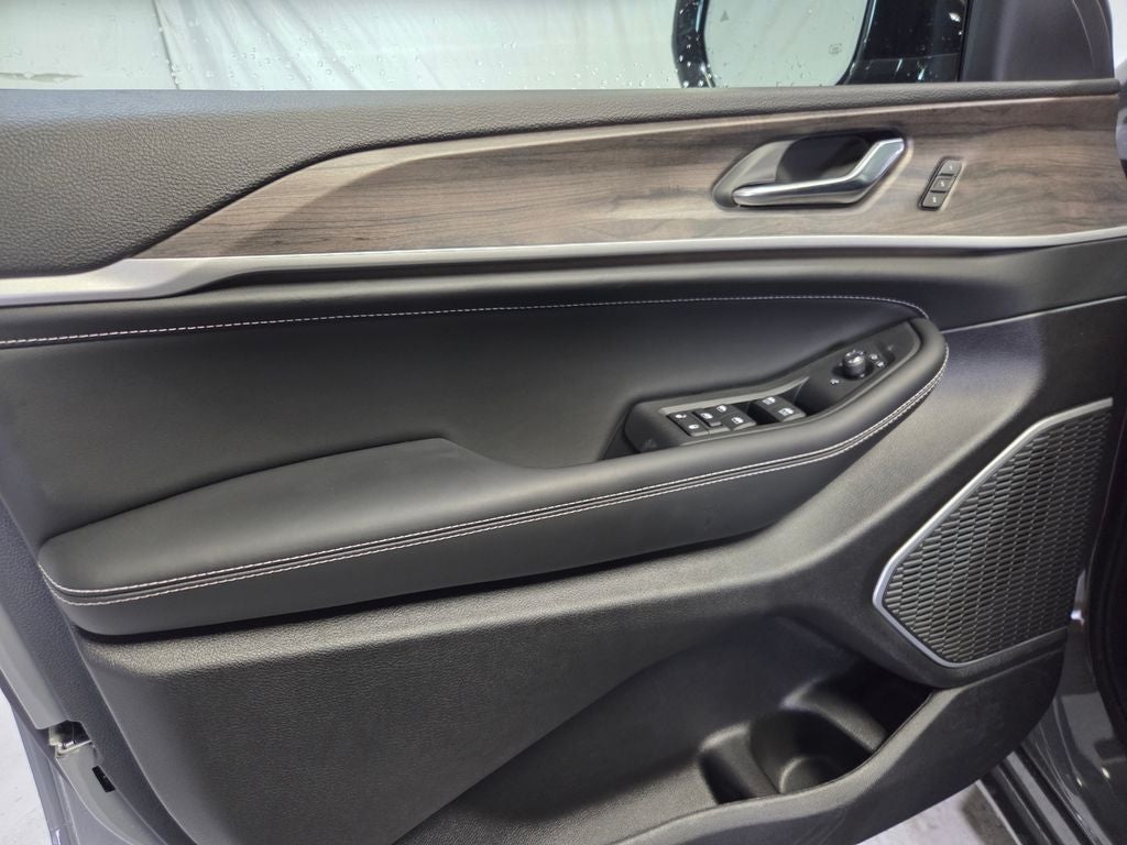2027 Jeep Grand Cherokee Limited Reserve
