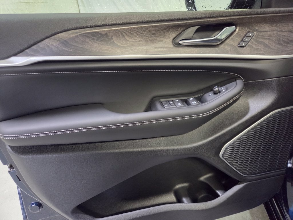 2027 Jeep Grand Cherokee Limited Reserve