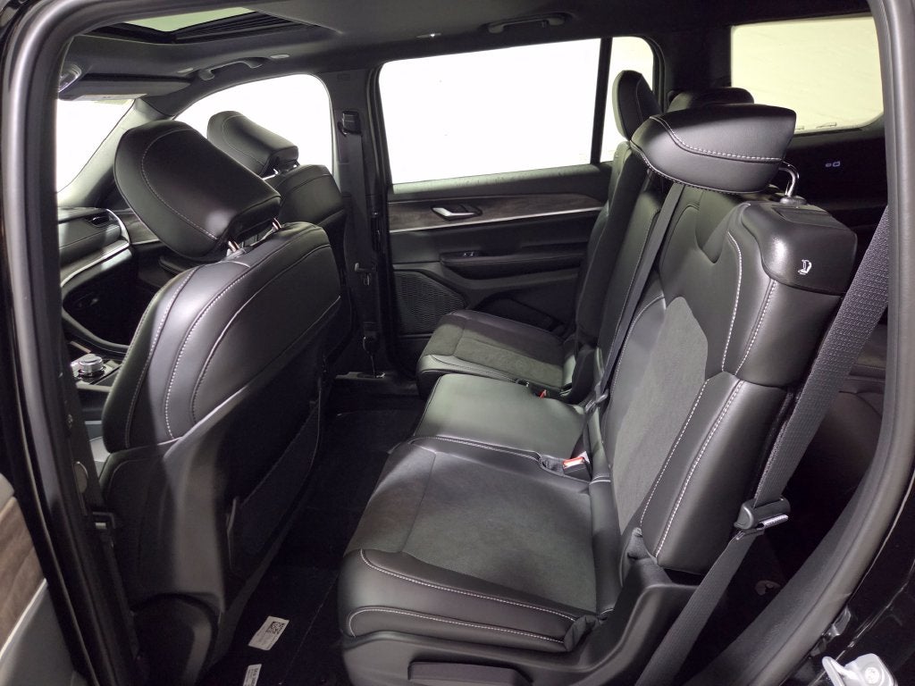 2027 Jeep Grand Cherokee L Laredo Altitude