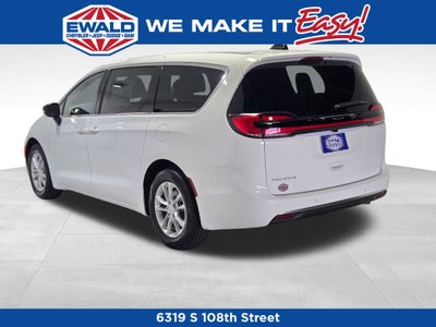 2027 Chrysler Pacifica Select